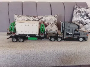 شاحنه كبيره من شركة LEGO