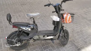 للبيع في الرفاع الشرقي سكوتر مستعمل حالة الجديد استخدام 15 يوم فقط شحن سريع سرعه تصل ل 70 كيلومتر