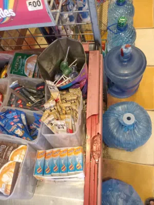 محل للبيع بضاعه و ديكور داخل المحل و مش خلو