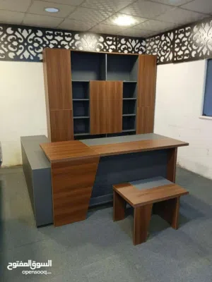 مكتب مدير مع جانبية ادراج وطاولة
