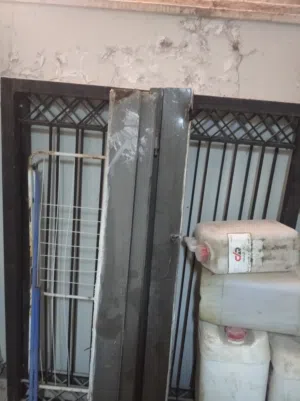 باب جراج دلفتين حديد بحالة ممتازة عرض156طول154+باب مدخل بيت خارجي دلفتين حديد بحالة ممتازة عرض69طول