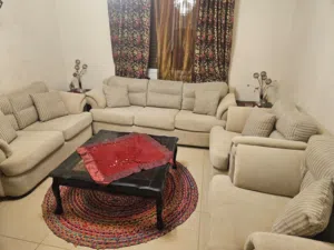 كنب امريكي مكون من سبع مقاعد اللون بيج بحالة ممتازة جدا