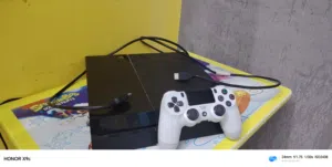 للبيع جهاز PS4 عادي (Fat) بحالة ممتازة جداً مع الملحقات - مسقط