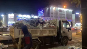 قلاب نقل طمم مع عمال عمان