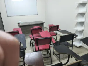 كراسي طلاب عدد 23 ولوح حجم كبير عدد 3
