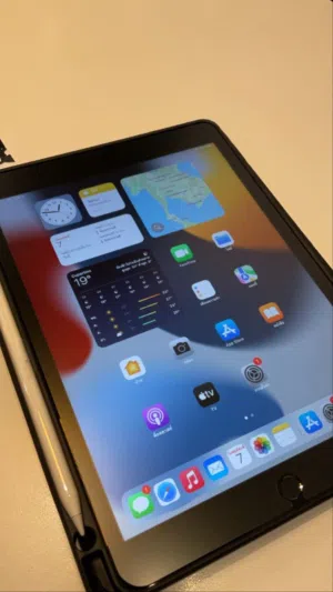 iPad 9 شبه جديد مع الكرتونة الأصلية، استعمال خفيف جدًا، بدون أي مشاكل، السعر فقط 160 دينار