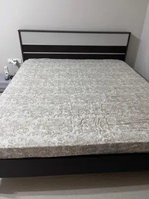 Queen size bed with mattress   سرير حجم كوين مع مرتبة
