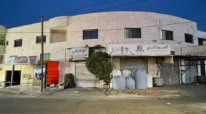 مجمع استثماري للبيع في موقع متميز - 5 محلات و3 شقق – إربد / دوار المريسي – من المالك مباشرة