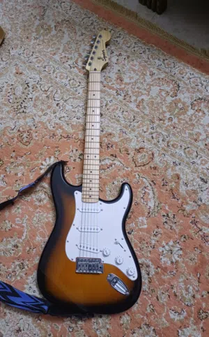 جيتار كهربائي للبيع بتوقيع فرقة الاخوه Electric squier strat for sale