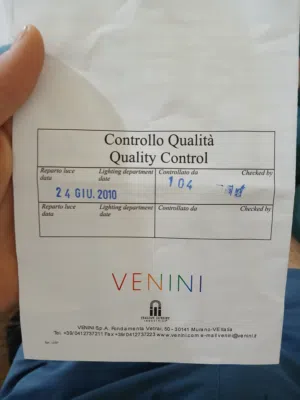 الثريا هي من تصميم العلامة التجارية الإيطالية الفاخرة Venini، وتحديداً موديل Porpora 99.20.