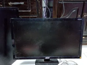 للبيع شاشه acer نظيفة وشغاله