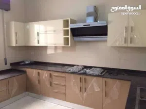 فني مختص فك وتركيب وصيانة جميع انواع المطابخ والديكورات 776655