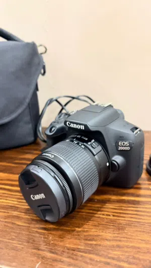 Canon EOS 2000D DSLR مع عدسة 18-55 وكرت وشنطة