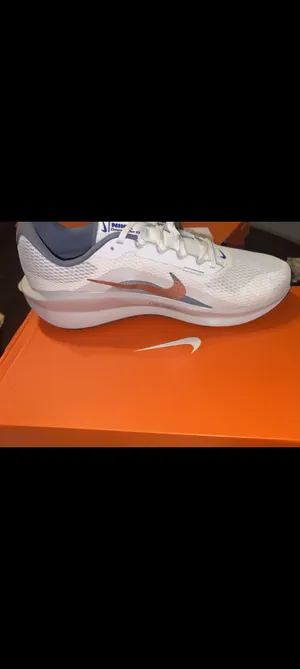Sport Shoes . Nike . 450