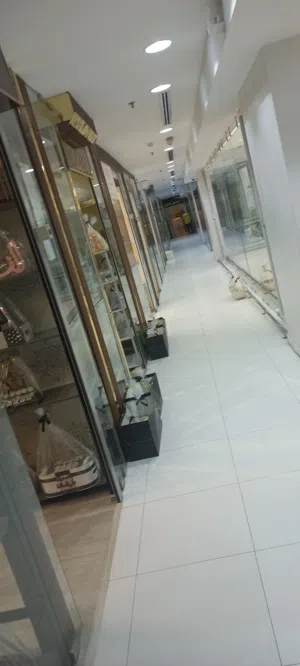 محل بمجمع تجارى موقع مميز