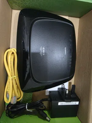 راوتر لاسلكي من ماركة لينكسيس (Linksys)، ويتميز بتصميمه الأسود الانسيابي.يعمل هذا الموديل كجسر للإنت