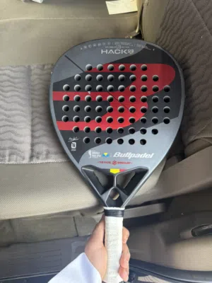 للبيع مضرب بادل