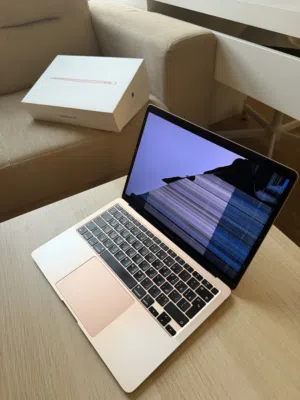 للبيع: MacBook Air M1 شاشه مكسورة