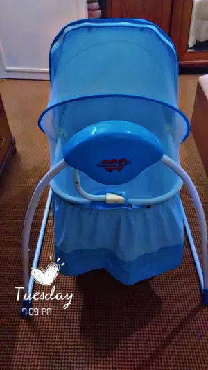 تخت +كرسي للبيع مستعمل بحاله جيده استعمال شهر