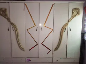 خزانة ملابس خشب كبيرة  وخشبها متين  بحالة جيدة – بسعر مغري جدا