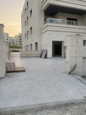 شقة مميزة ونادرة جدا ارضية داخلي 225 متر وخارجي 300 متر بكراج خاص كبيرشبة فيلا في مرج الحمام الظهير