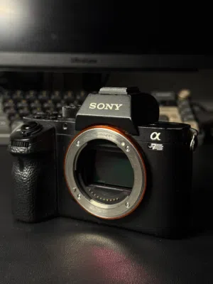Sony A7S II مع عدسة وملحقات كاملة بسعر ممتاز!
