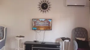 للايجار شقه مفرش جديد  مكيفه بالكامل حدايق اكتوبر