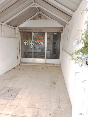 موقع يصلح لانشاء صيدلية او صالون سيدات اومني ماركت او مطعم في ام اذينة