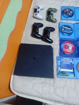 Ps4 slim مستعمل مع 13 سيدي العاب و اربع أيادي تحكم اصليه