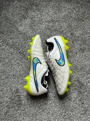 نايكي تيمبو ليجند (Nike Tiempo Legend) - أبيض وفسفوري - مستخدم
