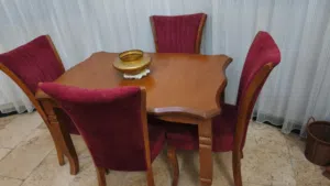 ميز طعام لون ماروني