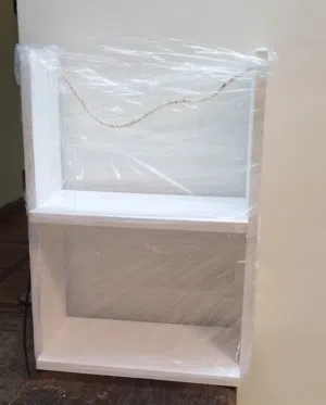 رفوف مودرن لون أبيض ولون بني  تصلح للعطور للكتب التحف  للبيع