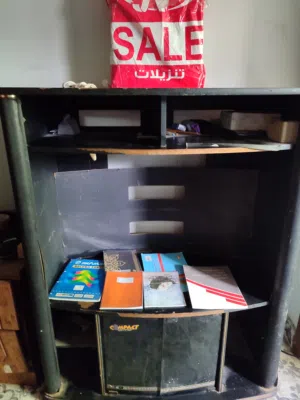 خزانة للتلفزيون لونها اسود بارفف للبيع لعدم الاستخدام