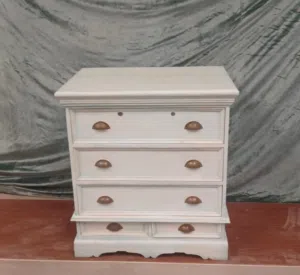 كومود أبيض أنيق بعدة أدراج بحالة جيدة White Bedside Table with Drawers – Elegant Design