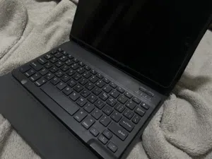 iPad 9th Gen 64GB للبيع بحالة ممتازة مع كيبورد وكفر  iPad 9 64GB for Sale + Accessories