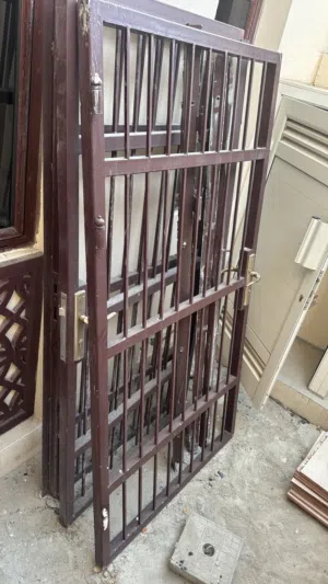 للبيع عدد 2 باب حديد امامي واحد خلفي