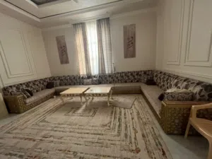 كنب و طاولات وستائر بحال ممتازه مطلوب 5 الاف