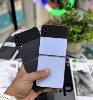 عرض خااص : Samsung Z flip 4 256gb الهواتف بحالة الوكالة بدون اي شموخ أو مشاكل مع ضمان و ملحقات