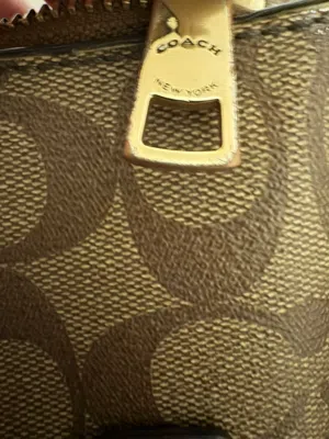 حقيبة يد goyard لون كحلي حجم كبير جديده لم تستخدم سعرها 16   والثانية coach سعرها25 مستعمله لون بيج