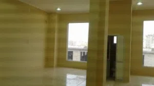صالة على دورين في سوق المعرض قسم العطور للبيع جانب مصرف