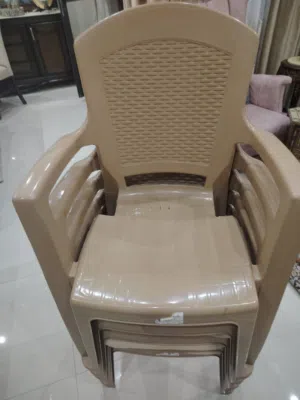 تخت حديد + كراسي بلاستيك وطاولة