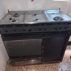طباخ شغال استيل والفرن شغال ايضاً