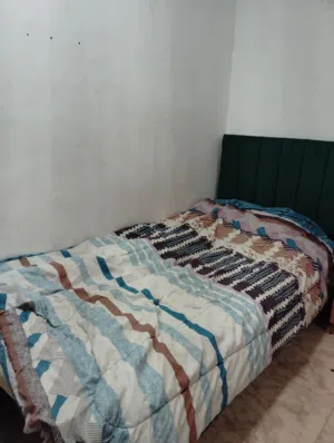 غرفة نوم اطفال ثلاث اسره مع كبت مع مرايه ومكتبة كبيره
