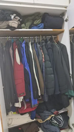 خزانة ملابس حجم كبير خشب لاتيه.. طابقين مناسبة جداً لغرف النوم للبيع بسعر مغري جدا