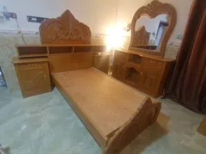 سرير و ميز تواليت و تعلاكة ملابس