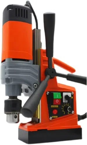 هذا الجهاز هو مثقاب مغناطيسي (Magnetic Drill Press) يستخدم لحفر المعادن. [1, 2]  آلية العمل: يعتمد ع