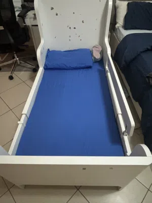 Beautiful white expandable Toddlers/Kids bed for Sale