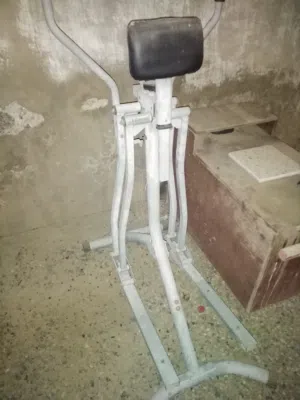 جهاز مشي في حاله جيدا تقريبا بس مكسور مكان الارجل يحتاج تنضيف وان شاء الله تقدر تستفيد منه