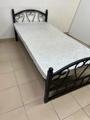 Single Metal Bed Frame سرير مفرد حديد أسود بحالة ممتازة مع المرتبة للبيع