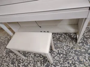 بيانو كهربائي  ياماها  كلافنوفا  أبيض اللون بحالة جيده جدا   للبيع